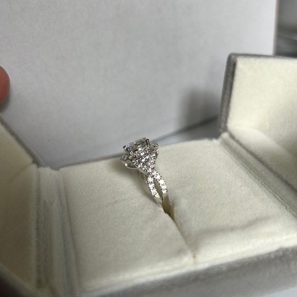 2.5ct tw round brilliant twist halo  engagement ring - Picture 4 of 15